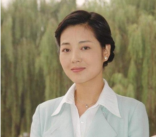 “農村一姐”王茜華：風光背后有心酸，二婚嫁導演苦盡甘來