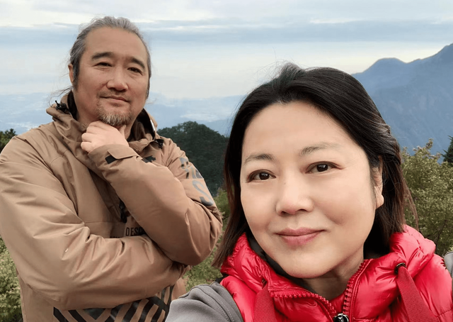 “農村一姐”王茜華：風光背后有心酸，二婚嫁導演苦盡甘來