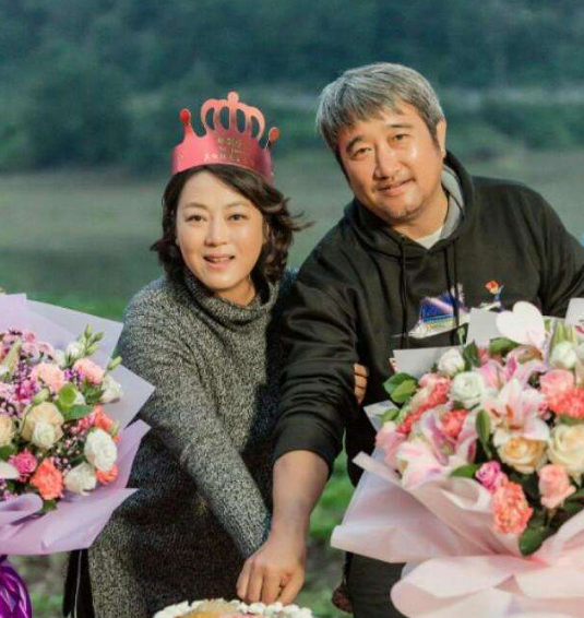 “農村一姐”王茜華：風光背后有心酸，二婚嫁導演苦盡甘來