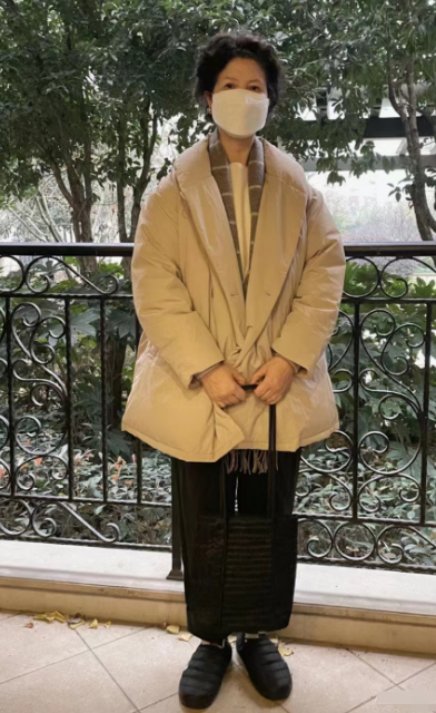 這位60歲媽媽不簡單,不靠帽子+裙子,看背影還以為是90后