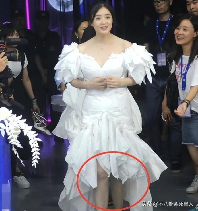 看臉90斤,看腿150斤,這7位女星小臉配粗腿,身材太不協調