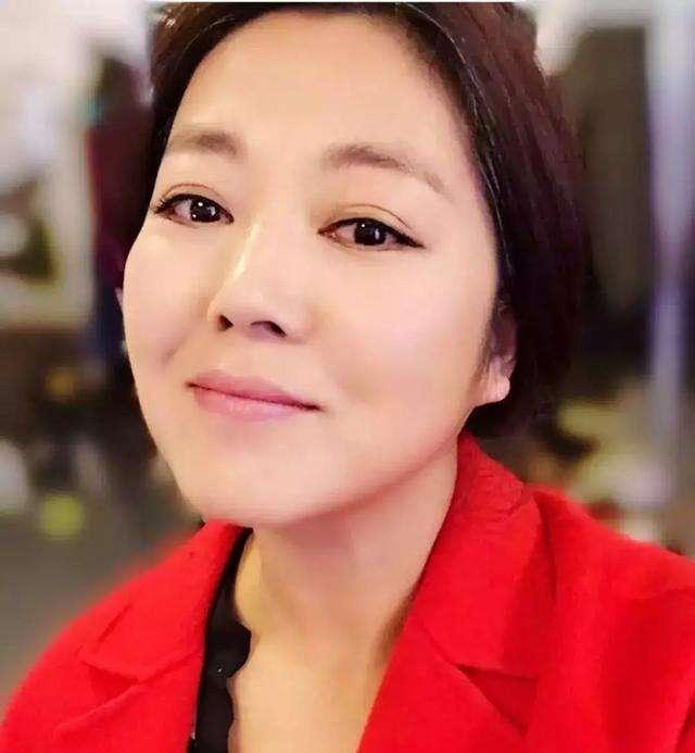 “農村一姐”王茜華：風光背后有心酸，二婚嫁導演苦盡甘來