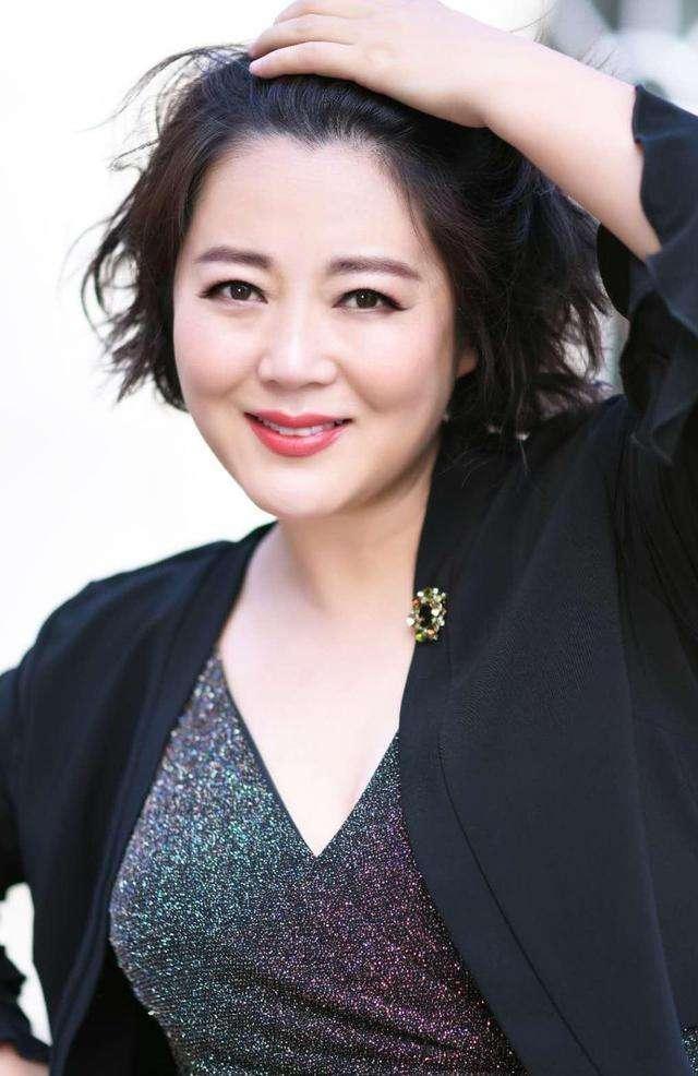 “農村一姐”王茜華：風光背后有心酸，二婚嫁導演苦盡甘來