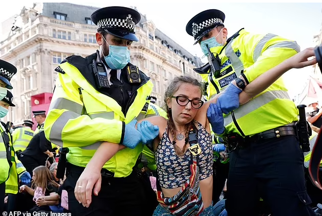 英美女赤裸上身人群中起舞，呼吁人們關(guān)注氣候，父親男友極力支持