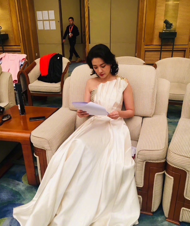 央視美女主持劉芳菲素顏曝光，皮膚白嫩緊致，46歲仍單身感情成謎