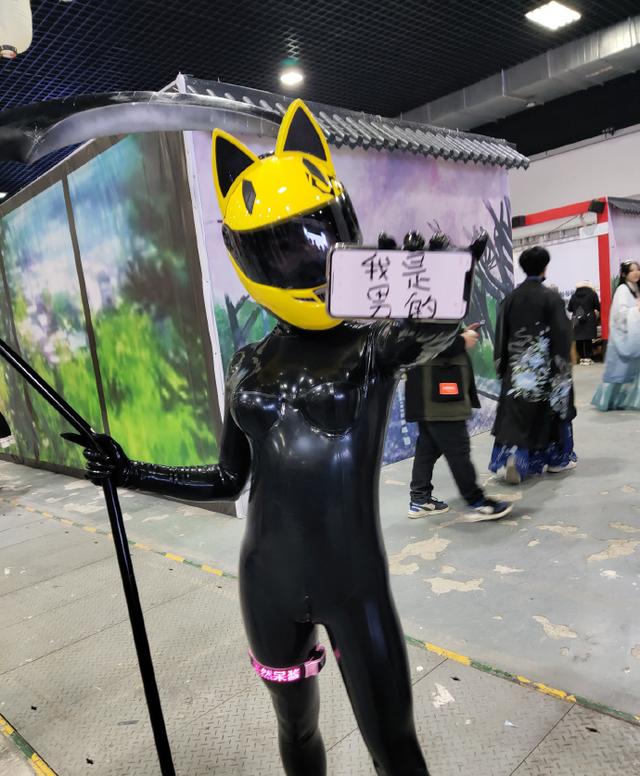 小蘿莉“皮衣”騎士COS，緊身皮衣凸顯傲人身材，脫衣后慘不忍睹