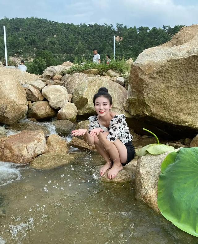 街拍光腿夏季性感穿著大長腿美女包臀豐滿風韻少婦性感小姐姐