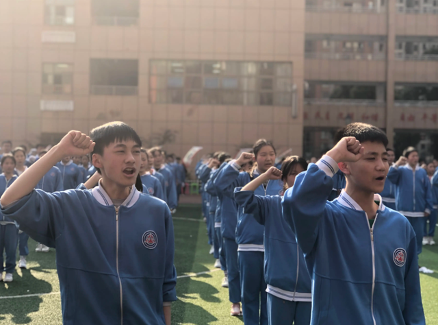 重慶八中美女校花走紅，不禁聯想到王俊凱，網友：難道想當明星？