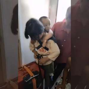 火車上的女孩(“微笑姐姐”火了，女孩獨(dú)自背弟弟坐火車，全程站票，網(wǎng)友：戳心)