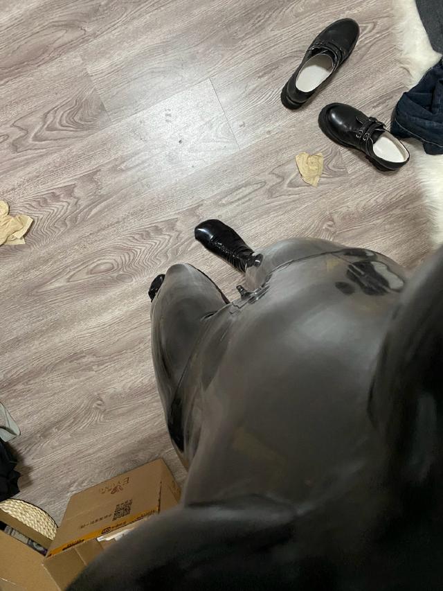 小蘿莉“皮衣”騎士COS，緊身皮衣凸顯傲人身材，脫衣后慘不忍睹