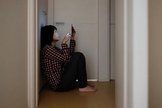 河南一女子在出租屋內(nèi)“躺平”8年:拒絕一切社交,每月只花500元