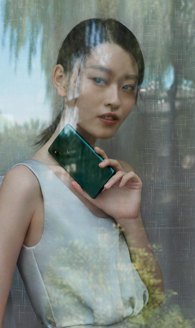 小米MIX 2S翡翠色圖賞，附美女穿搭指南