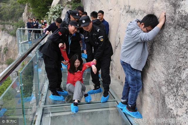 比基尼佳麗，千米懸崖玻璃棧道上赤腳走秀練膽