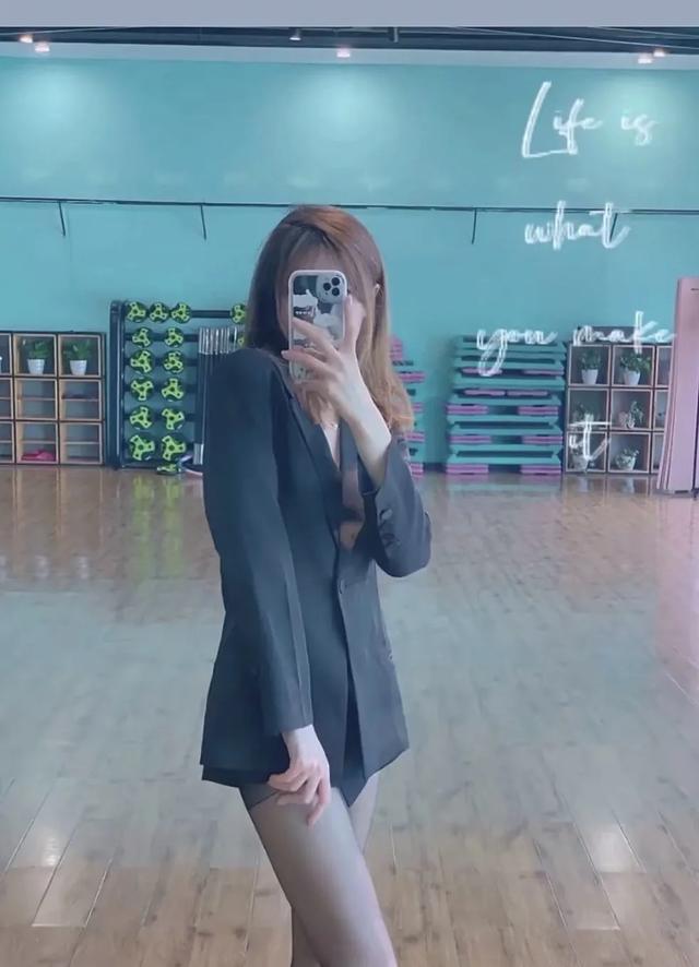 街拍光腿夏季性感穿著大長腿美女包臀豐滿風韻少婦性感小姐姐