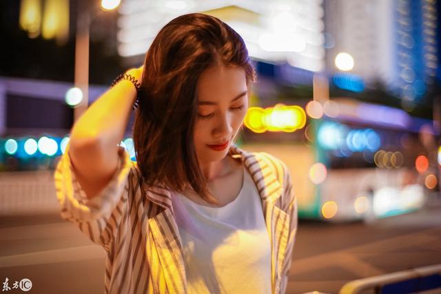 街拍：城市夜色下的美女楚楚動(dòng)人，神情讓人心憐