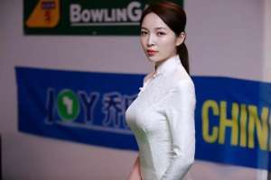 臺球美女(28歲美女臺球裁判，穿旗袍秀出身材曲線，迷人身材惹人眼)