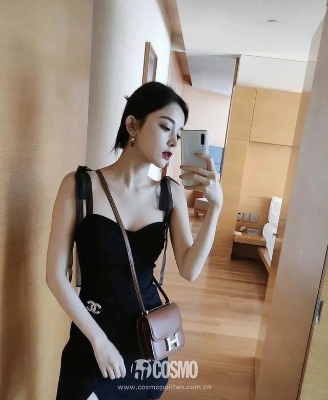 穿細吊帶的女孩,迷人都不著痕跡