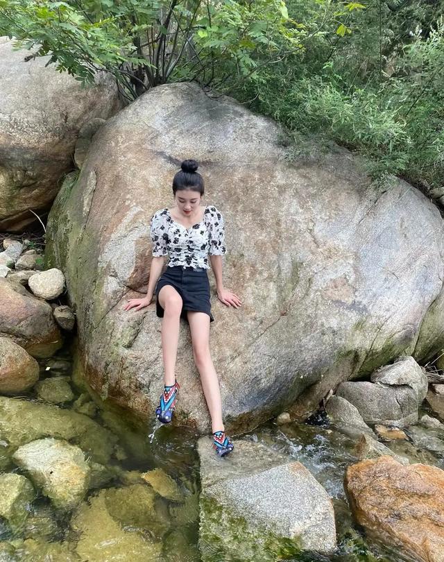 街拍光腿夏季性感穿著大長腿美女包臀豐滿風韻少婦性感小姐姐