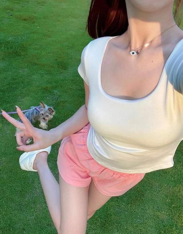 街拍光腿夏季性感穿著大長腿美女包臀豐滿風韻少婦性感小姐姐