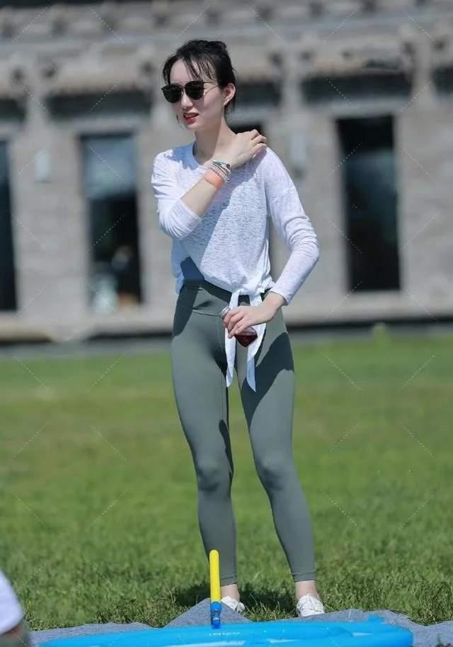 街拍光腿夏季性感穿著大長腿美女包臀豐滿風韻少婦性感小姐姐