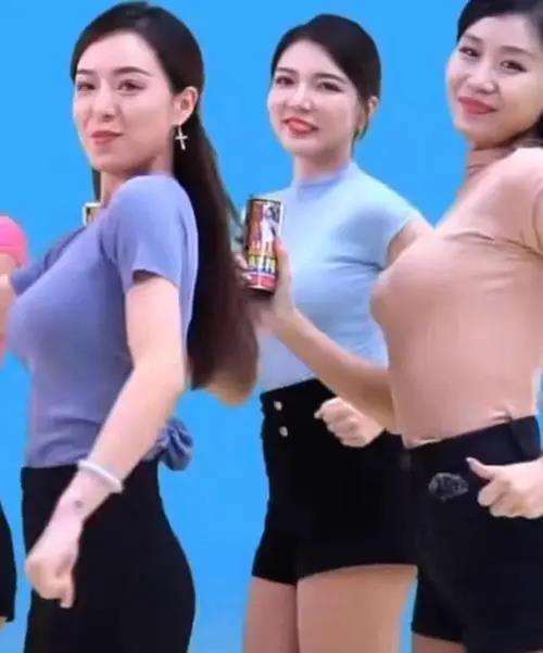 請四個大胸美女模特直播，椰樹牌椰汁上熱搜，樂壞男網友：挺好