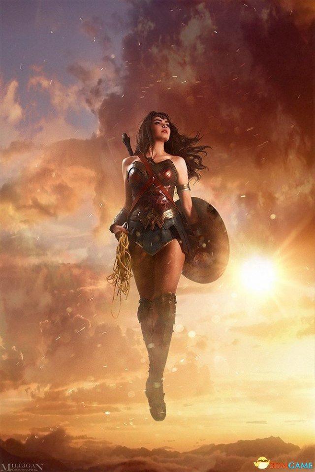 國外美女COS神奇女俠 女神和蝙蝠俠捆綁play