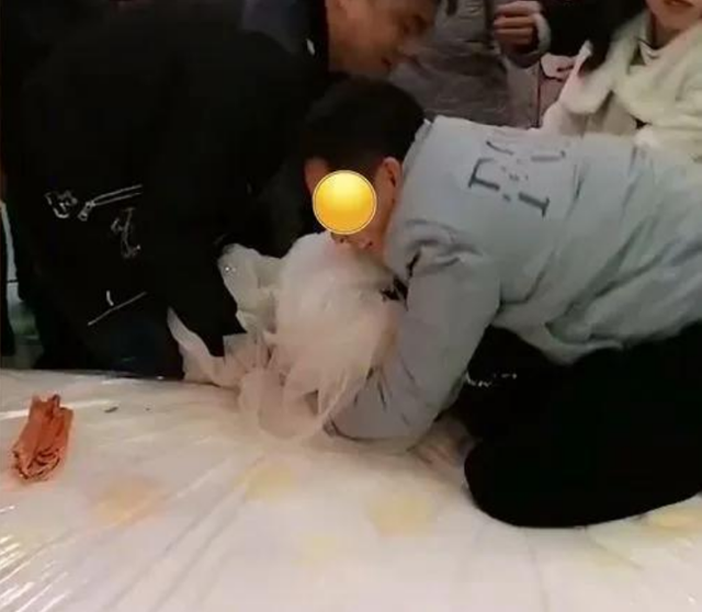江蘇大瓜!豐縣某新娘被多位伴郎強吻打屁股,親友解釋:風俗而已