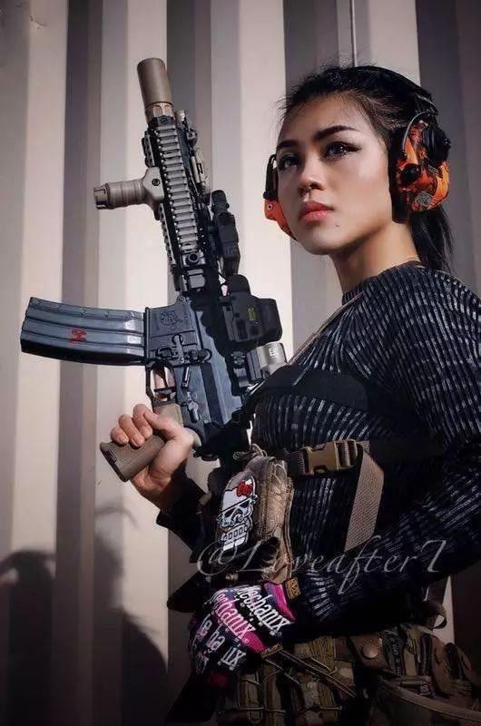 華人美女持槍狂射被人肉!顏值竟如此逆天!不做大哥的……
