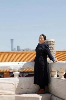 q友樂園女生頭像(對話北京寫字樓“清潔工畫家”：拿拖把是為生計，拿畫筆才是自己)