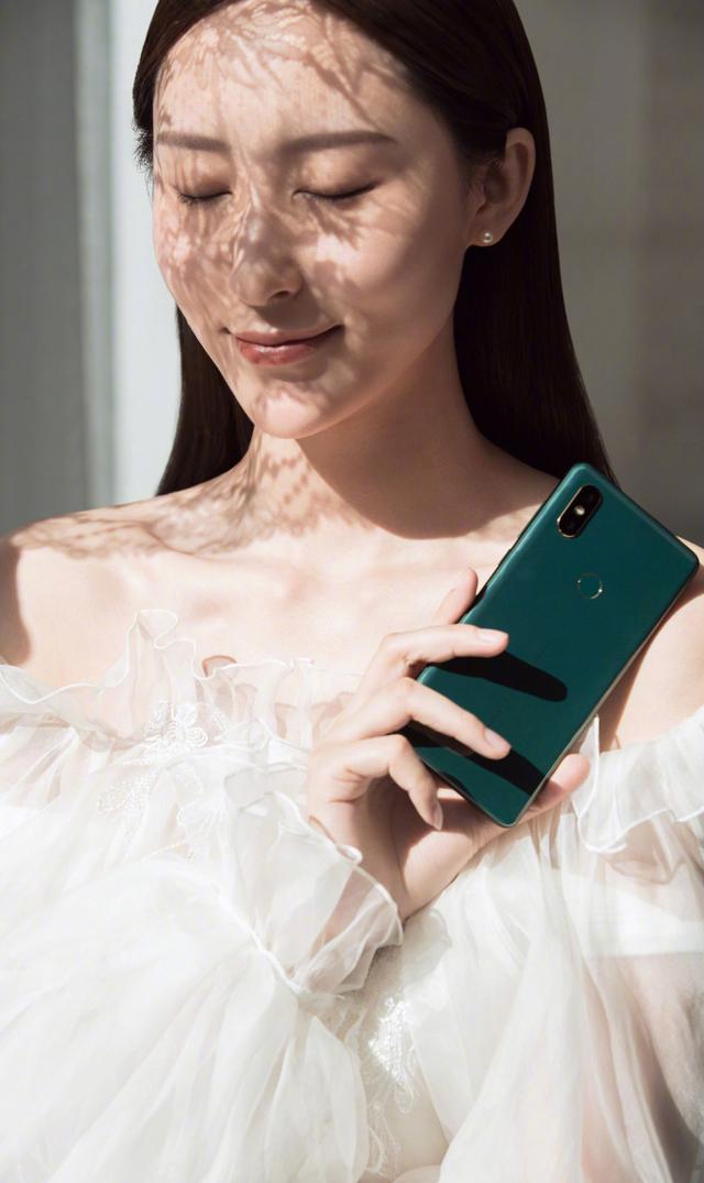 小米MIX 2S翡翠色圖賞，附美女穿搭指南