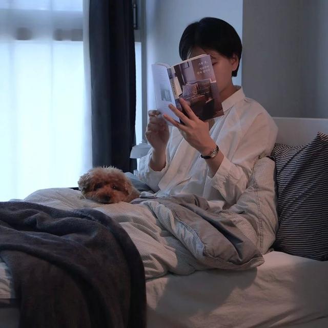 河南一女子在出租屋內(nèi)“躺平”8年:拒絕一切社交,每月只花500元