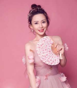 臺球美女(山東美女，打臺球成為世界冠軍，身家超10億元，40歲還沒有結婚)