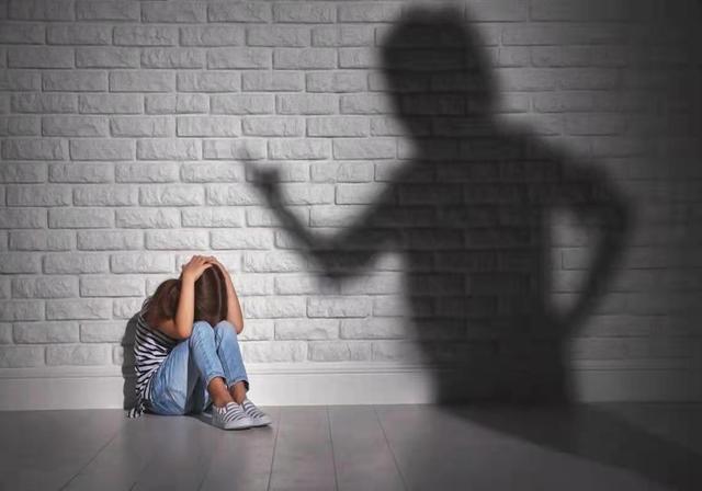 2019年，一位重男輕女的山東父親家暴10多年，中考前殺害15歲女兒