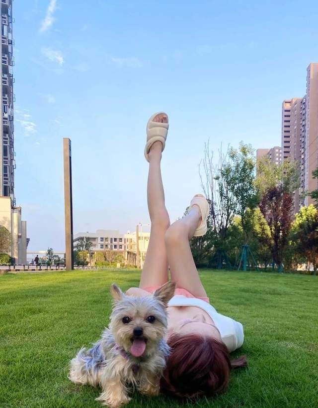 街拍光腿夏季性感穿著大長腿美女包臀豐滿風韻少婦性感小姐姐