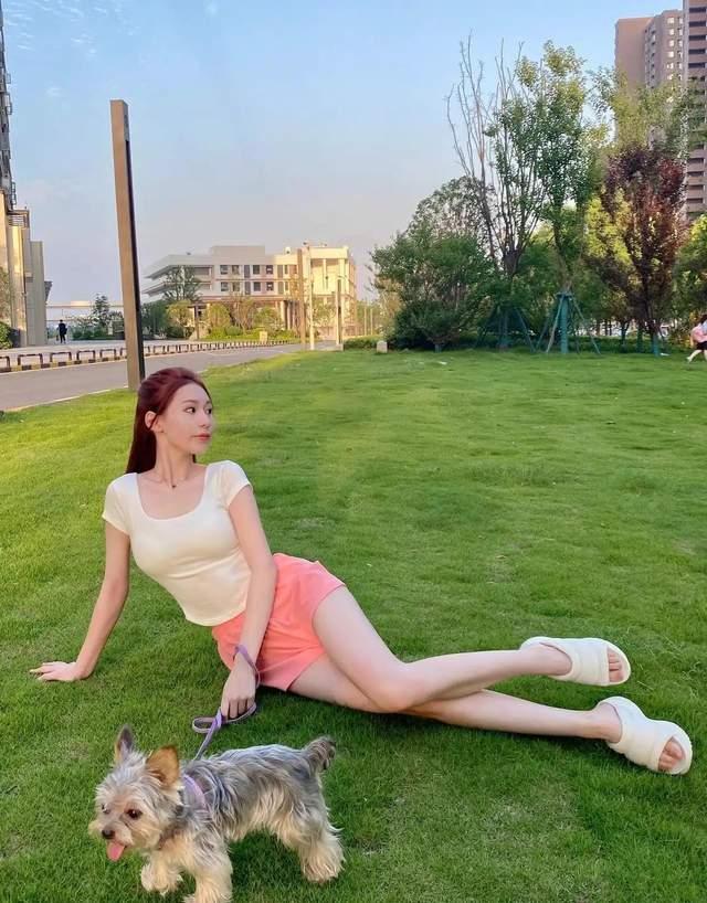 街拍光腿夏季性感穿著大長腿美女包臀豐滿風韻少婦性感小姐姐