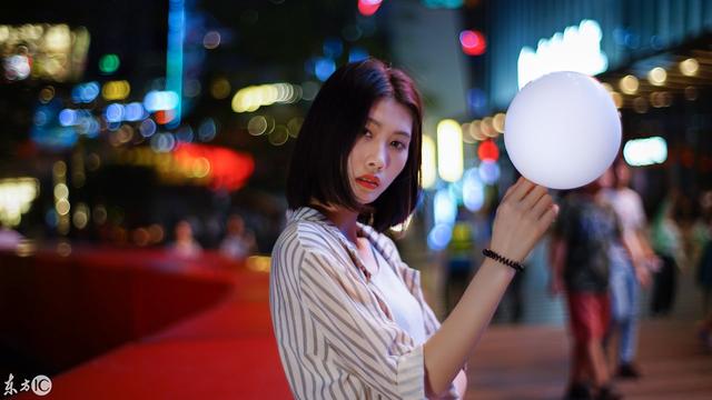 街拍：城市夜色下的美女楚楚動(dòng)人，神情讓人心憐