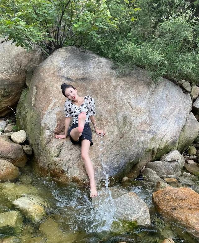 街拍光腿夏季性感穿著大長腿美女包臀豐滿風韻少婦性感小姐姐