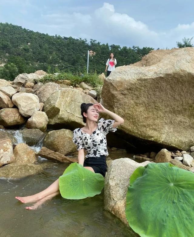 街拍光腿夏季性感穿著大長腿美女包臀豐滿風韻少婦性感小姐姐