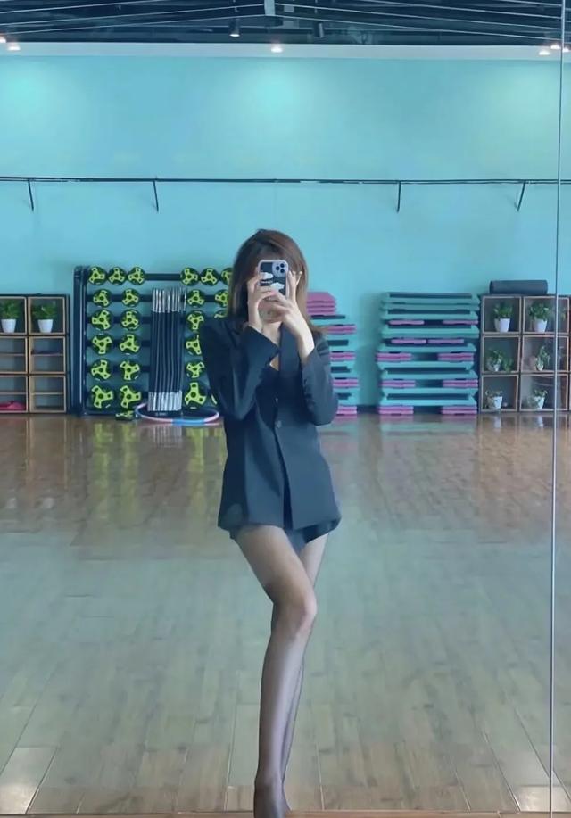 街拍光腿夏季性感穿著大長腿美女包臀豐滿風韻少婦性感小姐姐
