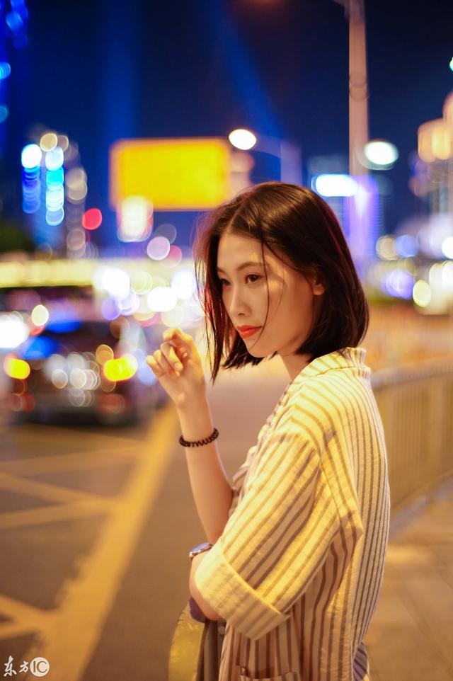 街拍：城市夜色下的美女楚楚動(dòng)人，神情讓人心憐