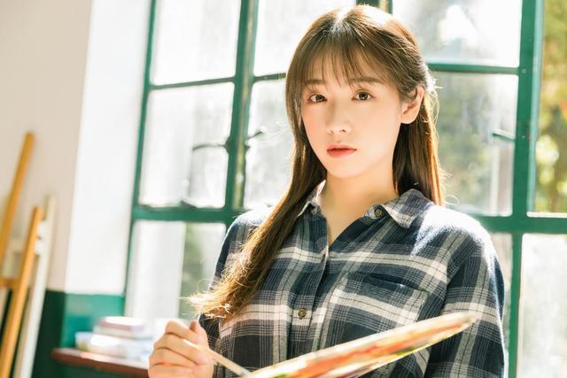 戴眼鏡好看的女生，都有這三種氣質
