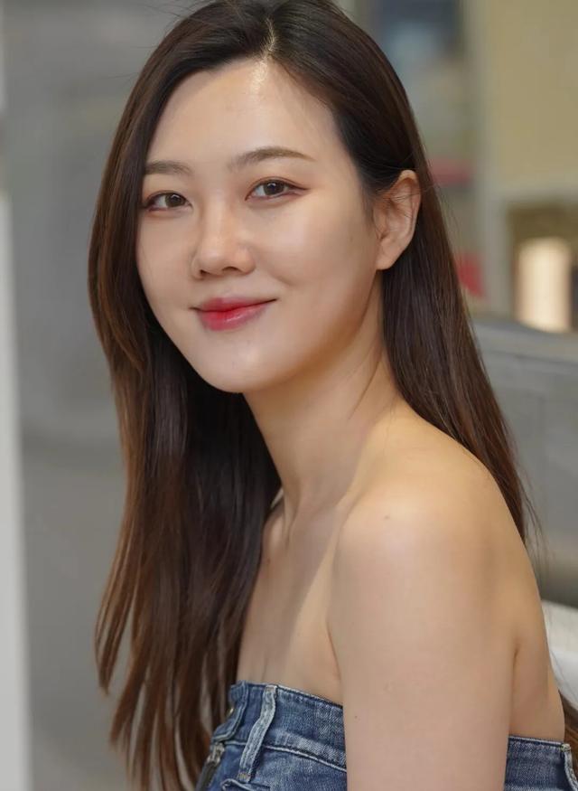 街拍光腿夏季性感穿著大長腿美女包臀豐滿風韻少婦性感小姐姐