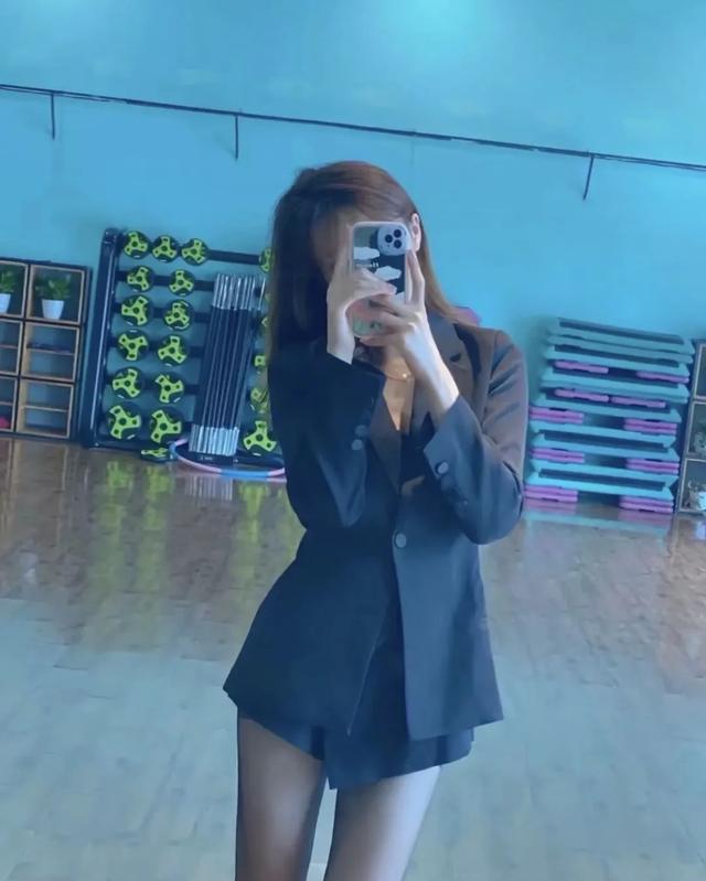街拍光腿夏季性感穿著大長腿美女包臀豐滿風韻少婦性感小姐姐