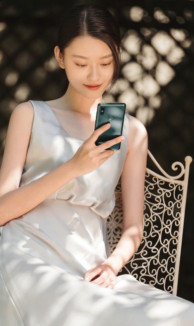 小米MIX 2S翡翠色圖賞，附美女穿搭指南