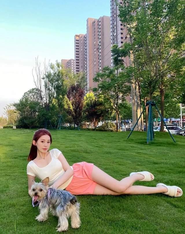 街拍光腿夏季性感穿著大長腿美女包臀豐滿風韻少婦性感小姐姐