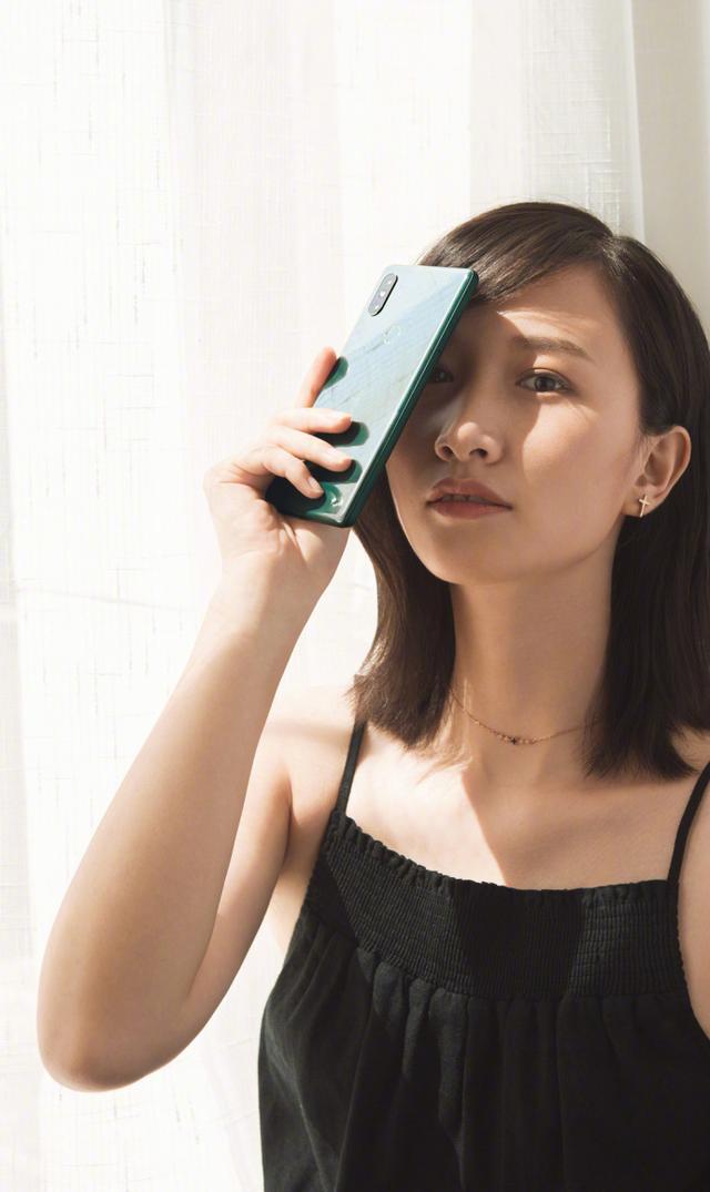 小米MIX 2S翡翠色圖賞，附美女穿搭指南