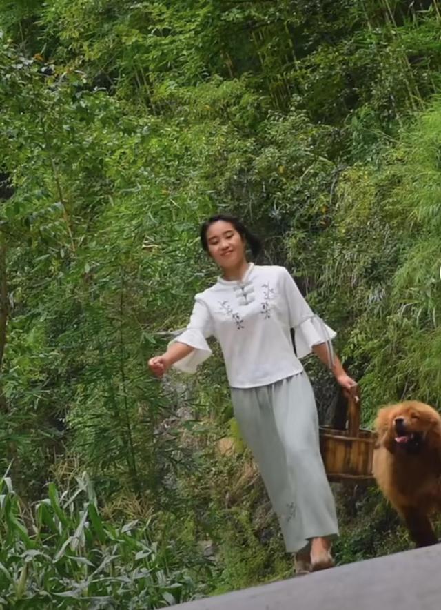 26歲云南農(nóng)村美女，父母離婚后她當過保姆，靠維修機電漲粉800萬