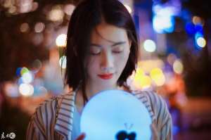 夜色美女(街拍：城市夜色下的美女楚楚動人，神情讓人心憐)