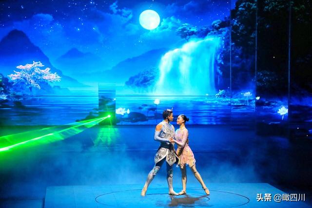 美女踩在男子肩膀和頭頂上跳芭蕾，動(dòng)作驚險(xiǎn)唯美看呆路人