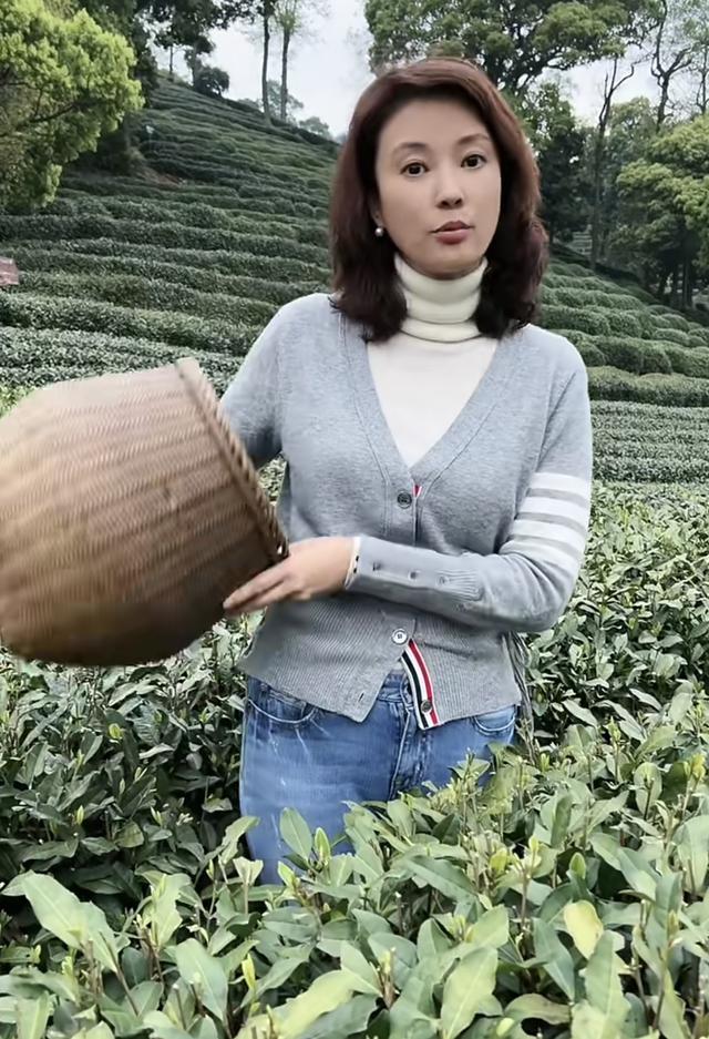 央視美女主持劉芳菲素顏曝光，皮膚白嫩緊致，46歲仍單身感情成謎